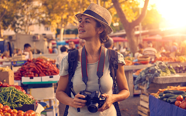 Mujer joven con una cámara en un mercado