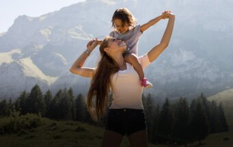 Une fille au pair avec un enfant dans les montagnes